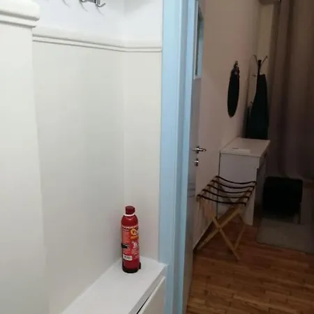 ανακαινισμένο 8 λεπτά από το μετρό. Apartment Athens