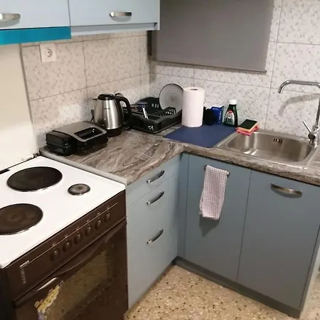 ανακαινισμένο 8 λεπτά από το μετρό. Apartment Athens